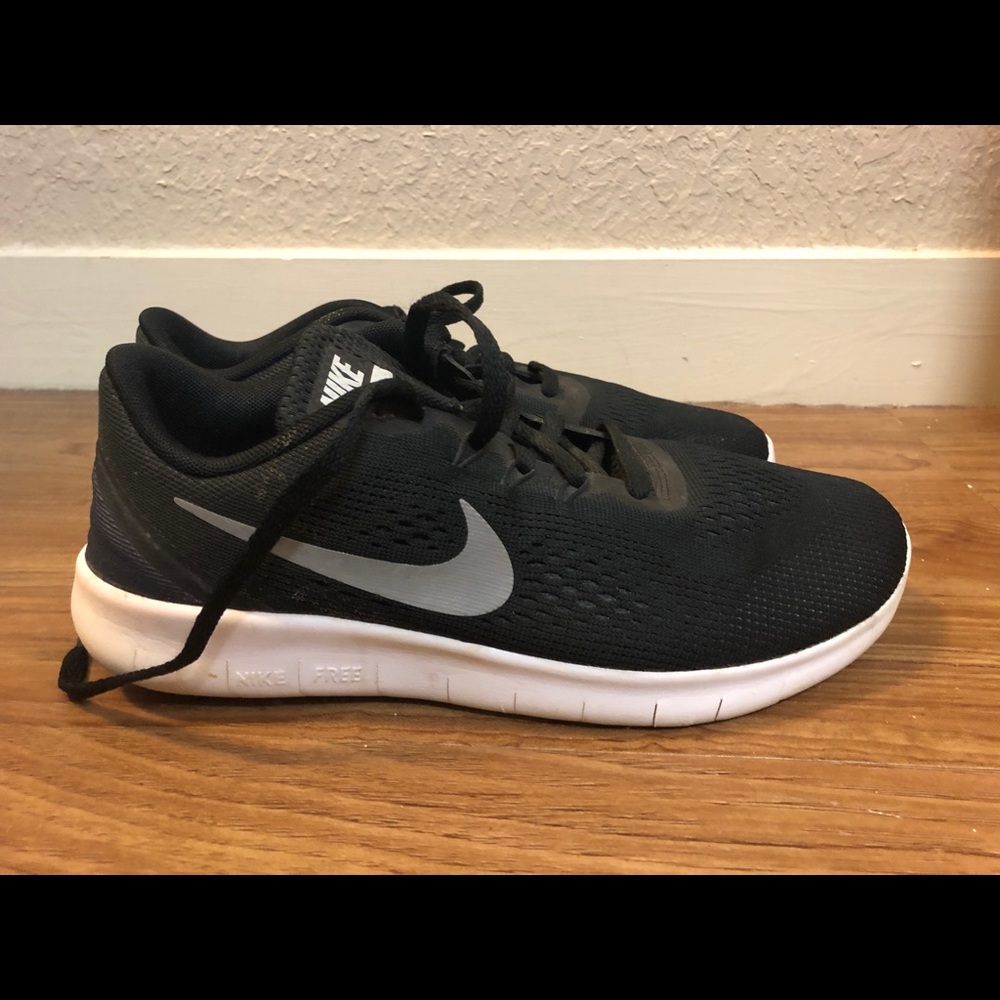 Black Nike Free Runs